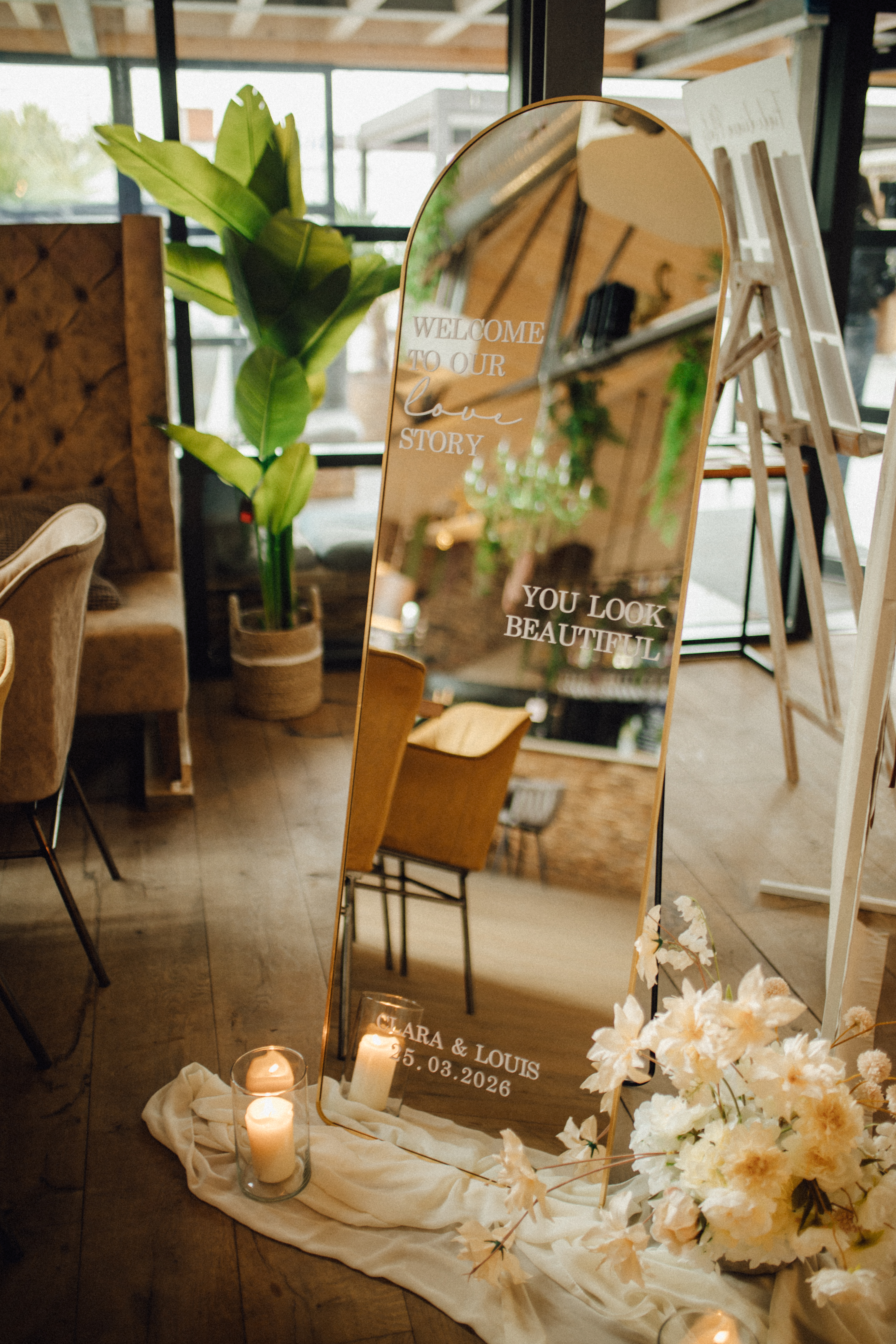 Kunstblumengesteck im Topf
