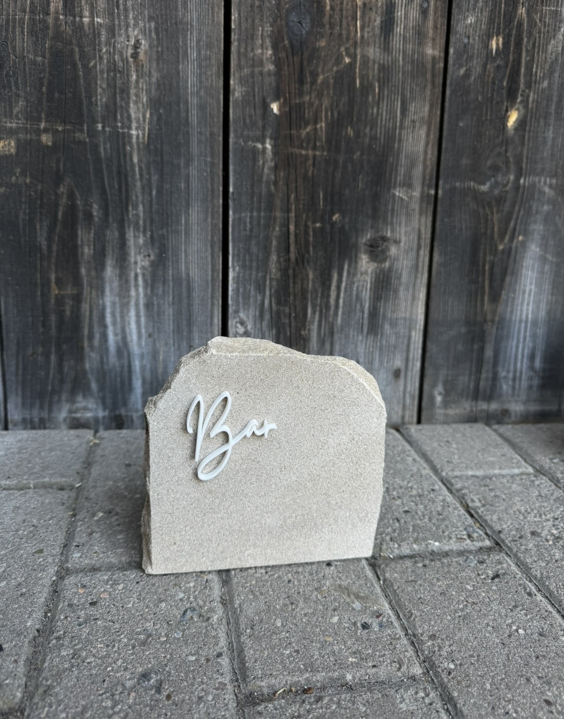 Stein-Schild "Bar"
