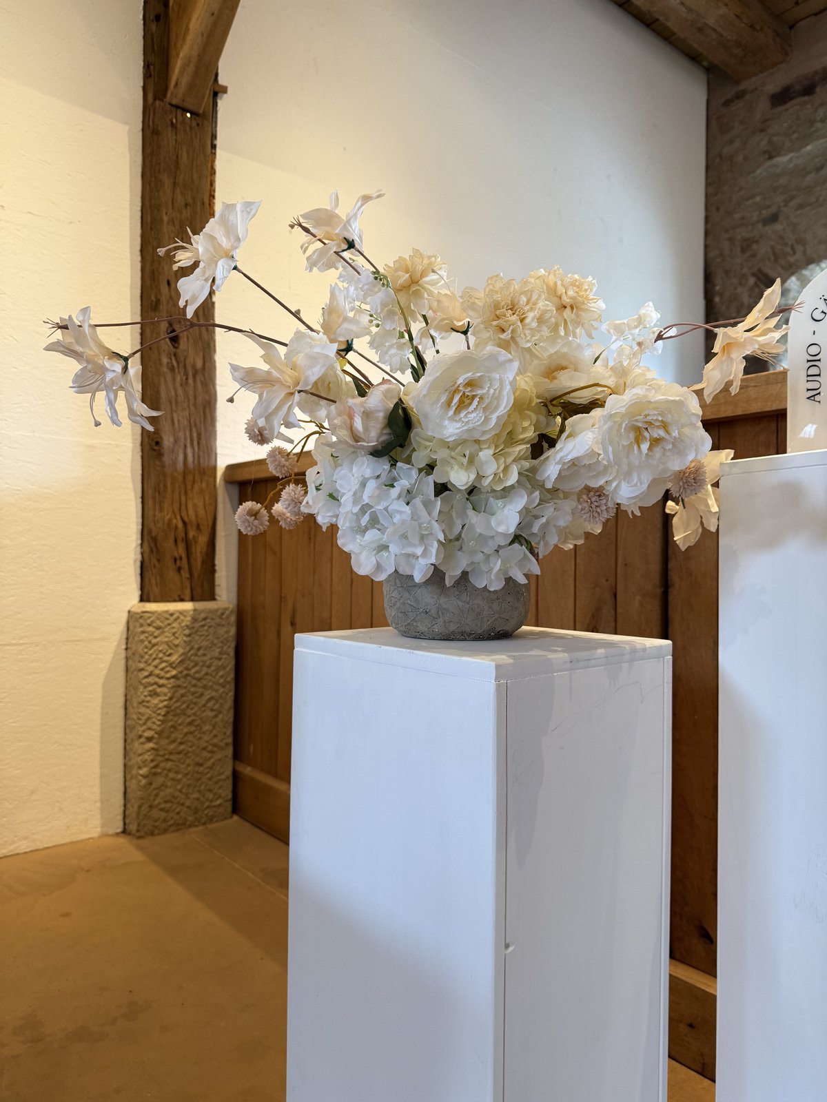 Kunstblumengesteck im Topf