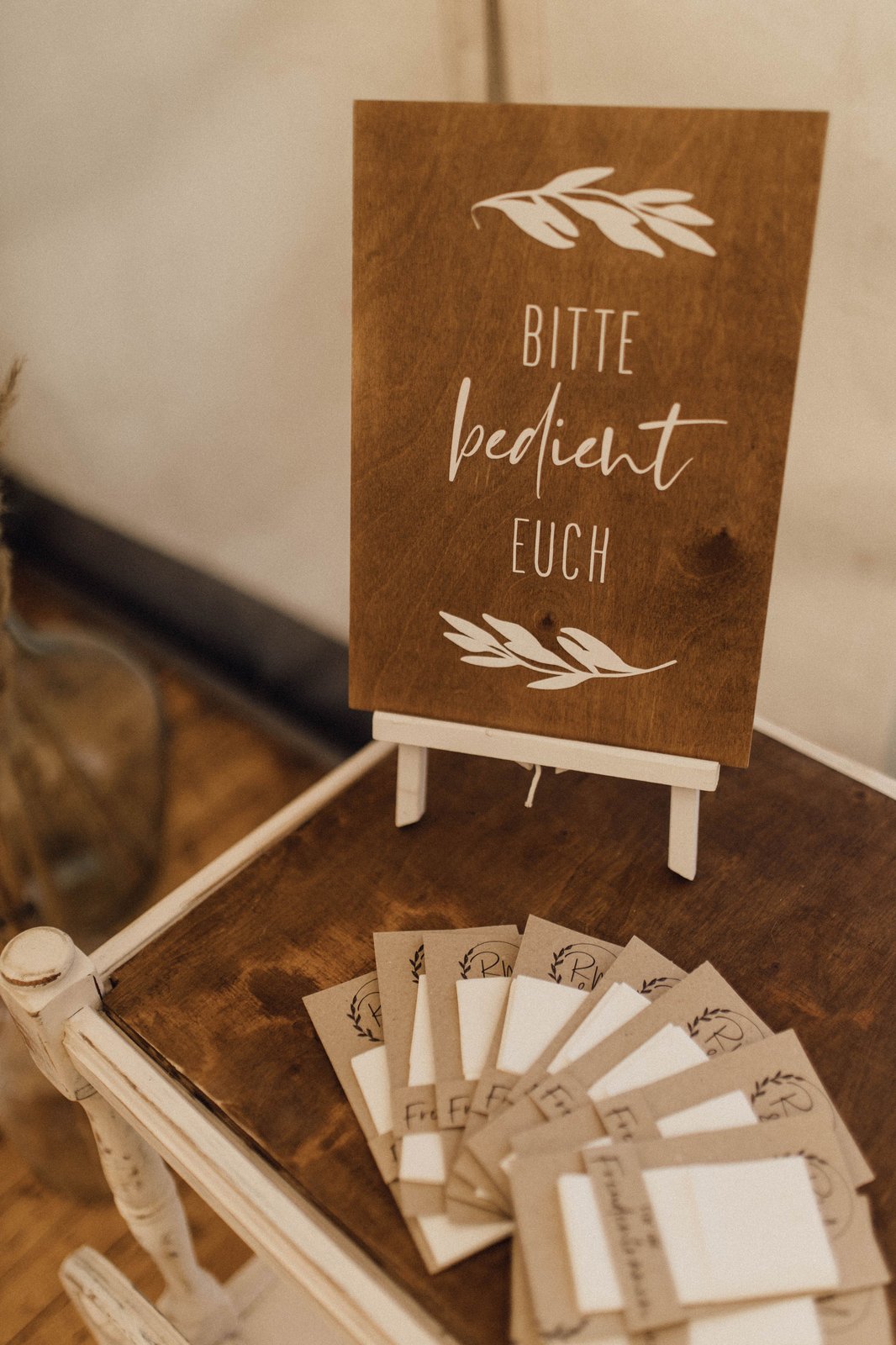 Schild „Bitte bedient euch“
