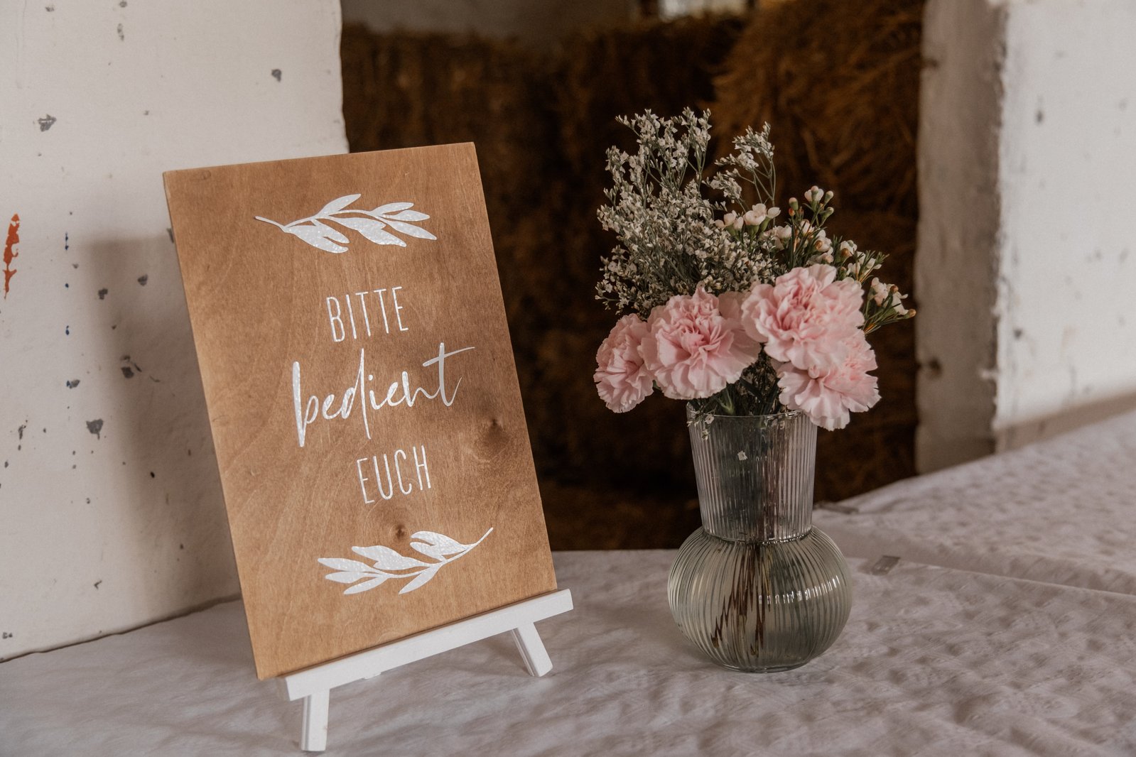 Schild „Bitte bedient euch“