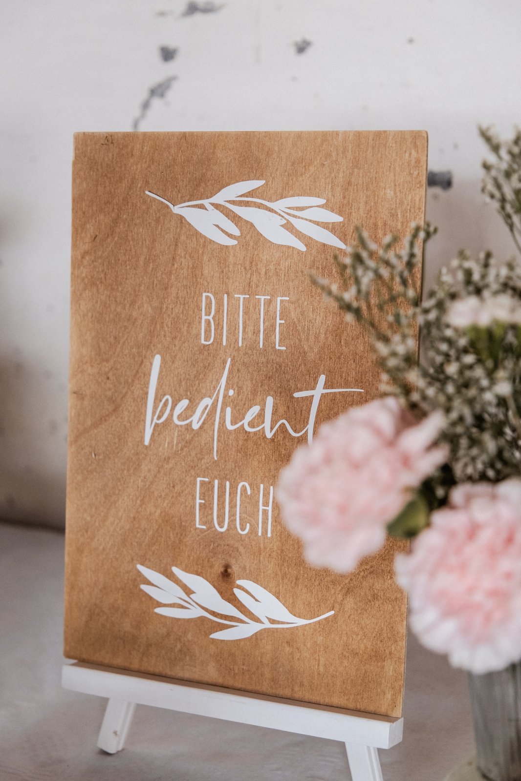 Schild „Bitte bedient euch“