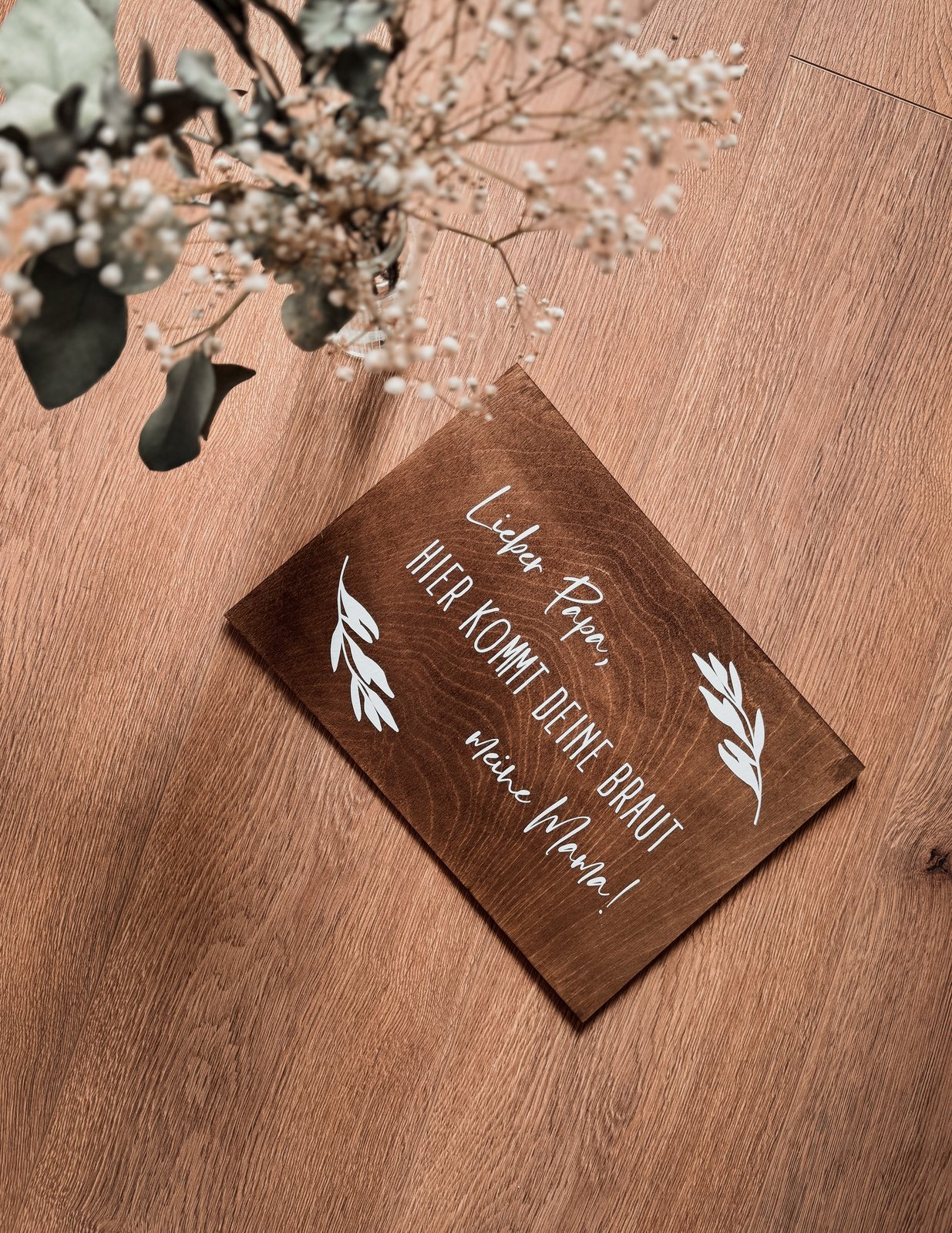 Schild „Hier kommt deine Braut“