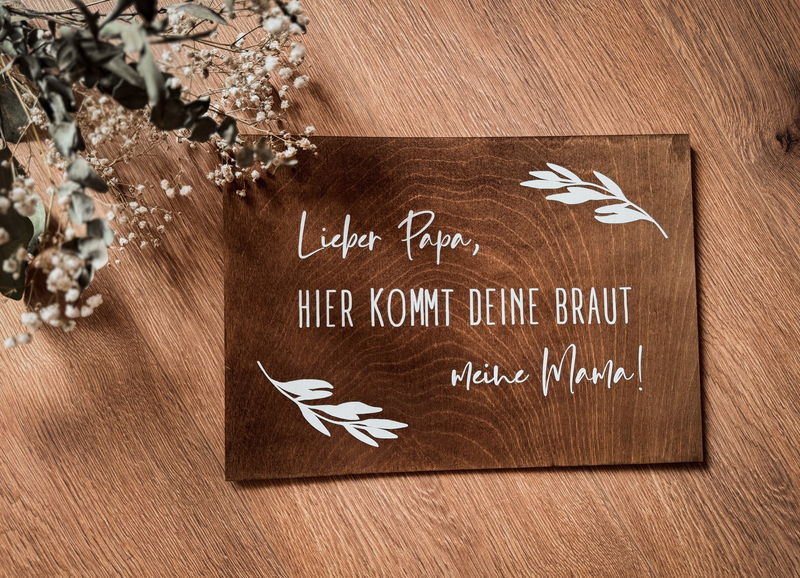 Schild „Hier kommt deine Braut“