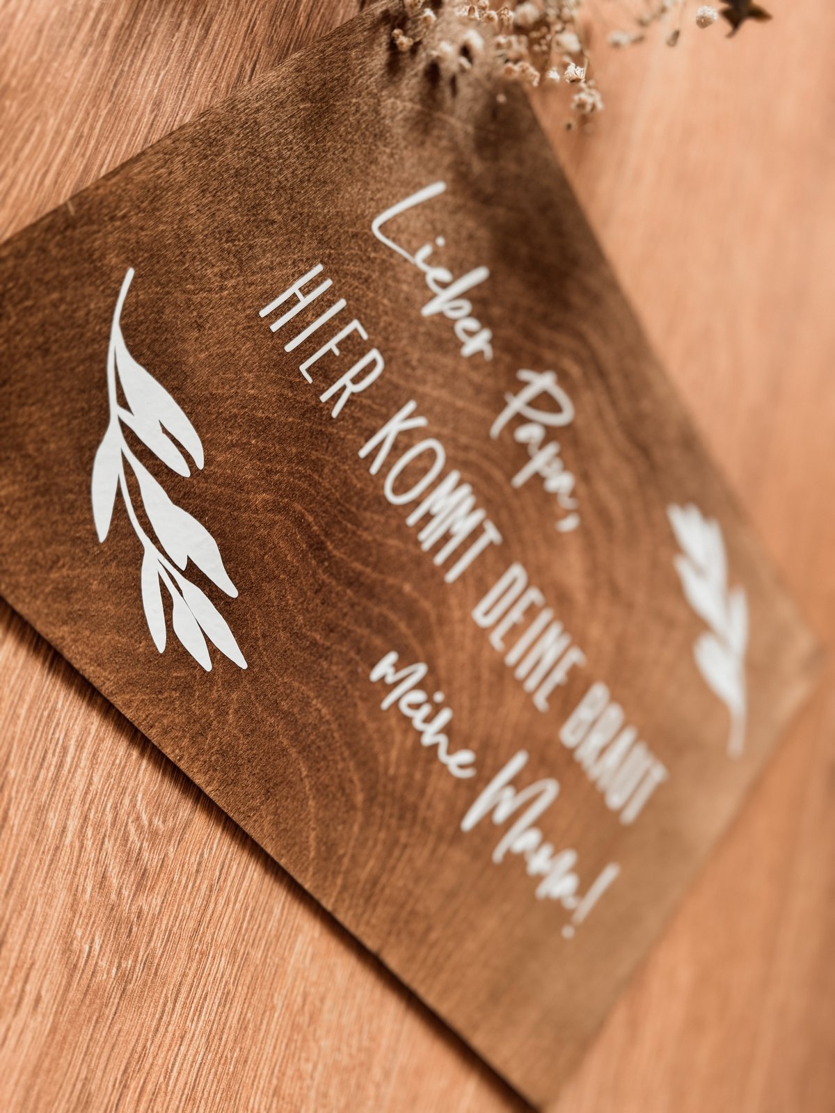 Schild „Hier kommt deine Braut“