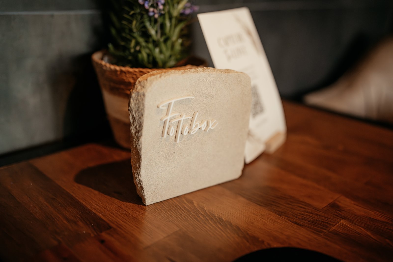 Stein-Schild "Fotobox"